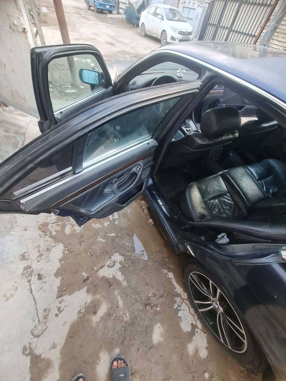 سلام عليكم 
بي ام دبليو 740  
موديل 98
 8سنلدر 
مكينة وكيرخير من الله شعلة ومعدل 
كهربائيات شغالات
صدر أمامي خلفي جديد 
السيارة مشروع وطني 
نضافة الكشر 75%
اشاير . عالي ناصي كلة شغال 
تتايرات جدد
دهن اول بأول 
سيارة كلش حلوة تجي وشوف بعينك 
ولشراي يشلع عيوني السعر 53وبيها مجال 
مكاني بغداد قرب علوة الرشيد ***********
متواجد بكل وقت
