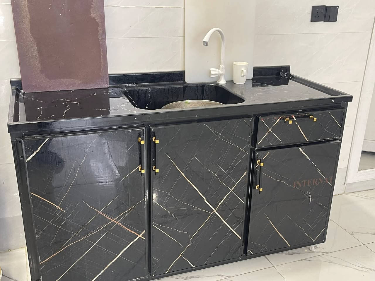 سڵاوی خوای گەورەتان لێبێت

بەرادی سێ دەرگا 

بەرادی مقەبيلات گەورە 

دوو مێزی لۆک  ئەلەملیۆمی رەش بەرز١.٧٠ / پانی  ١ مەتر/دریژیان ٢،٢٥ 

تەباخی دوو چاوی ستیل

مێزی ستیل 

مەخسەلێک  ١،٥٠ 

هەموو شتەکان  لۆک لۆکن 

***********

هەرکەسێک ویستی لەخزمەتیام
