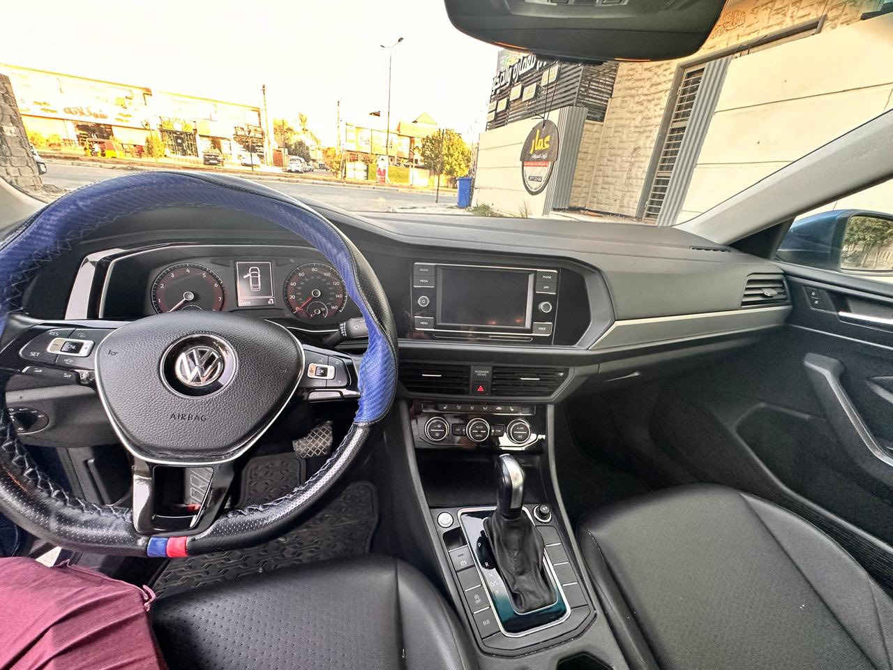 volkswagen jetta SE 2020

فول مواصفات 

بنوراما

كراسي جلد ،كهرباء،هيتر

بصمة

شاشه كبير

شاشه الكتروني

داخل ليد

ويل كروم و كبير 

رادار امامي و خلفي و جانبي

لايتات ليد

هندبريك بصمه

كوشنات تدفئة و تبريد 

ستيرن هيتر

سياره بعد بي هواي مواصفات 

سيارة وارد امريكي  
 حادثهة تبديل بنيد
وثلاث قطع كلير

العنوان الغزالية

للاستفسار

***********

***********
