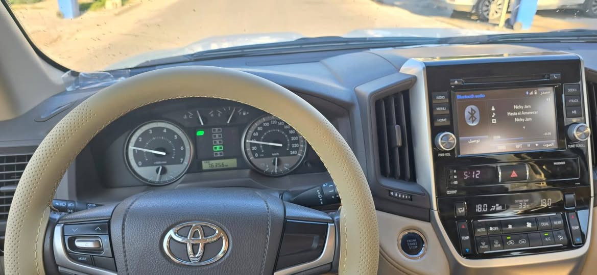 السلام عليكم
لاندكروز GXR موديل 2021  شركات موجيهان 
8سلندر  ماشية 120الف كيلومتر  بيها شخوط بالصفحه
مبينه بالصور  موقع سيارة بحي الجامعة سعر 55الف دولار
وبيها مجال بسيط
وهذا رقم تلفون :***********
