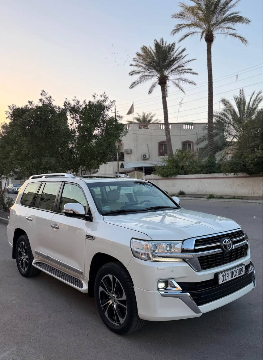 السلام عليكم لاندكروز 2017 بريم وايت اديشن 
سياره جديده مكفوله من الصبغ والضرر حته الدعاميات مجرد بارد بسيط مكانين مامبين مواصفات بريم معروفه 
8 ايرباك ثلاث شاشات سلايد بصمه ثلاجه لايت زنون بلادي كشنات جلد كشنات امامي كهرباء كشن السايق٣ دكم 
مري قلاب وشفط حساس امامي خلفي زراك لايت كامرات دوسات ليزريه مكينه 4000 تنفس طبيعي 6سلندر 
رقم بغداد إنكليزي باسمي سياره جاهزه بدون اي نقص 
ماشيه 93 الف السعر 465 ورقه وبيها مجال للمشتري 
للاستفسار *********** مكاني بغداد القاهرة بغداد, العراق
