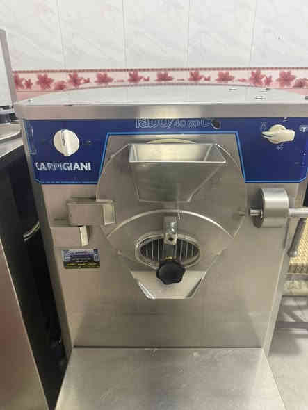 سلام عليكم ورحمه الله 
ماكنه Ds 12 كيلو كربجاني شغاله ونطيفه جدا اشتريته بذاك الموسم 
بسترا 150 لتر مارك  دبل ماطور حار بارد شغاله ونطيفه جدا
العنوان بلديات 
***********
