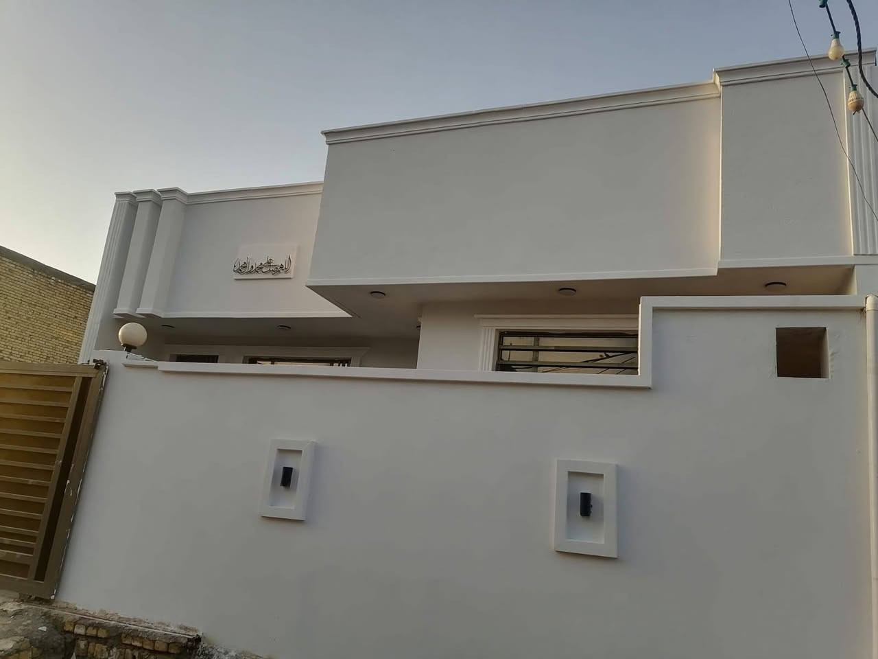 دار سكن للبيع ٢٠٠م طابو زراعي كوت حي الحكيم نزلت أفران الهادي يبعد عن الشارع العام ٣٠٠م بناء حديث طابوق مرقم من قبل البلدية غرفتين وصاله ومطبخ وحمام واستقبال وصحيات خارجية للإستفسار الاتصال على *********** أو مراجعة مكتب دلالية الروان @
