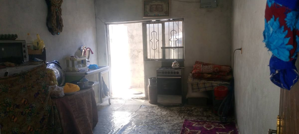 اسلام عليكم دار للبيع المساحه 160متر يتكون من غرفه وصاله ومطبخ وصحيات وطارمه العنوان طريق ابو الجاسم حي الانوار قريب الشارع ***********الشراي يتصل

