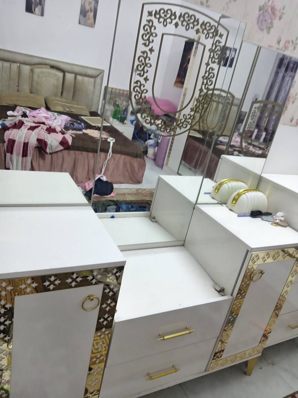 السلام عليكم غرفة النوم البيع تركيه ٨قطع سعره 450 الف مكانه بلديات رقم الجوال ***********
