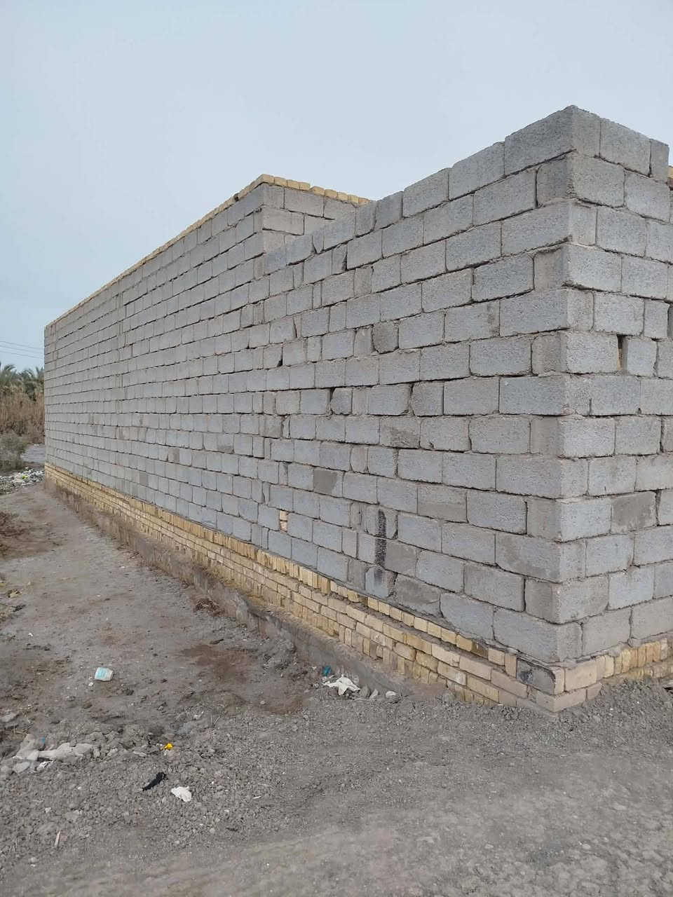 السلام عليكم بيت هيكل بالقريه العصريه ٢١٠متر كافت الخدمات بيه يبعد عن الشارع ميه وخمسين متر/ ٣غرف وصاله ومطبخ وديوانيه مثل ماموجود بالفيديو  البتلو صب رباط السعر ٣٨ /رقم المبايل/***********
