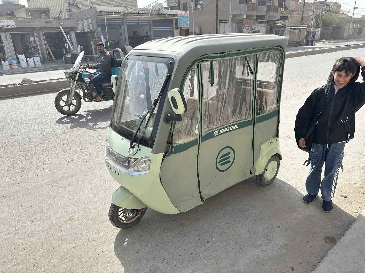 السلامً عليكم تكتكً شحن جديدة بمعنا الكلام تحملً2اشخاصًً مع السايق المكان بغداد اشتريتهاً قبل شهرين 2600وهسهً عارضها 1600 الرقم *********** بطاريات جديدة
