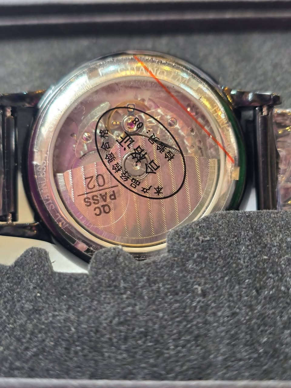 ساعة ميكانيكية أوتوماتيكية تتميز بتصميم كلاسيكي مستوحى من طراز "باوهاوس" (Bauhaus)..
Mercado Libre
Mercado Libre
المواصفات الرئيسية للساعة:
نظام الحركة: حركة ميكانيكية أوتوماتيكية تعمل بحركة معصم اليد، وتدعم أيضاً التعبئة اليدوية.
احتياطي الطاقة: تتميز بمؤشر لاحتياطي الطاقة يصل إلى 35 ساعة (Energyreserve 35 Stunden).
الميناء: ميناء أبيض بسيط يحتوي على نافذة لعرض التاريخ عند موضع الساعة 6 وميناء فرعي للثواني.
المواد: تأتي بهيكل من الفولاذ المقاوم للصدأ (Stainless Steel) مع زجاج من الياقوت الاصطناعي المقاوم للخدش.
التصميم: تُعرف هذه الساعة بكونها "تحية" (Homage) لساعة Nomos Lambda الفاخرة، حيث تقدم تصميماً مشابهاً


**إذا كنت صاحب هذا الإعلان وتريد حذفه لأي سبب، رجاءا أرسل رسالة إلى الدعم الفني**