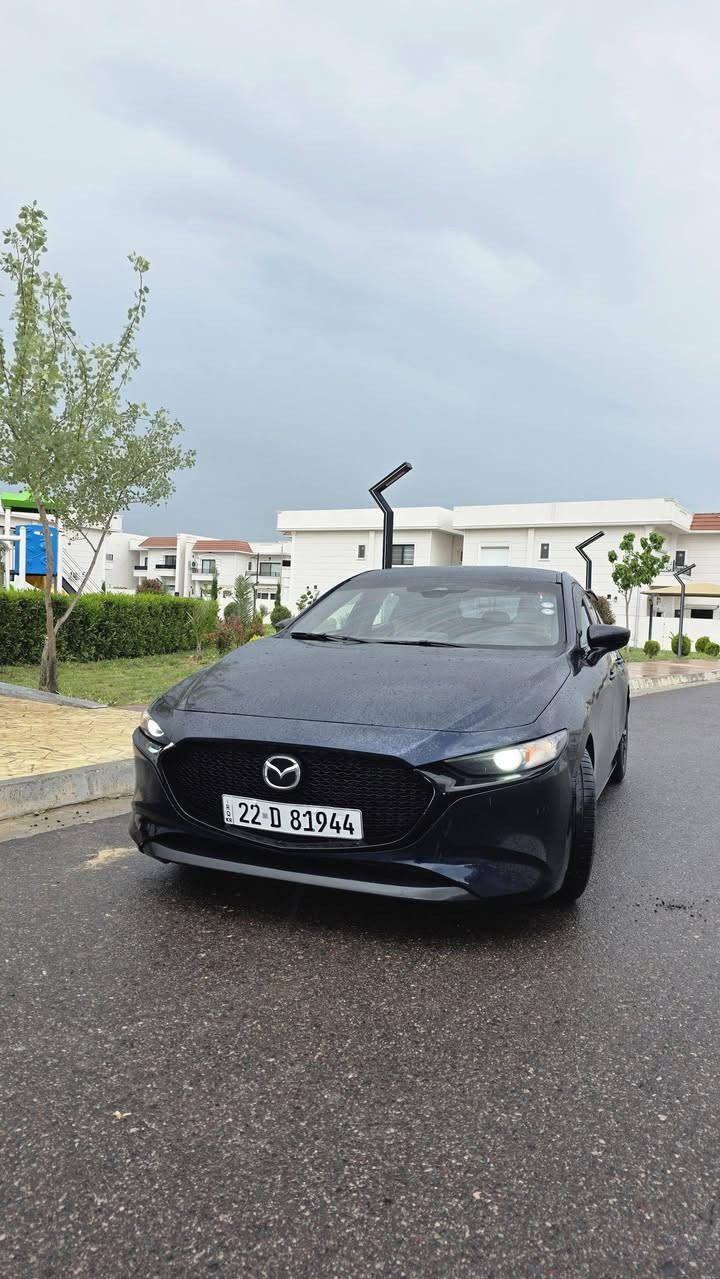 � مازدا Mazda 3 2022 🚘
ما ماشية  89 الف ميل
محرك 2.5L 

✨ المواصفات  (select ):

  

🟥 شاشة جبيرة ( كار بلي + اندرويد )
🟥مثبت سرعة 
🟥قيادة ذاتية 
🟥تحديد مسار 
🟥 رادار امامي  
🟥شفتات ستيرن 
🟥مثبت ستيرن 
🟥سايد بريك بصمة 
🟥مودات قيادة
🟥جامات اوتو
🟥اوتو هولد

🟥لدات امامي خلفي 

سيارة  صبخ عام
بجم و خلف كبس ايرياك فقط برده الباقي بشرط   
سيارة رقم اربيل سنويه و هزه جديده 
مكان السيارة  اربيل
 رقم الشاصي JM1BPAJL9N1501893
***********
***********
الســعــر 98 ورقه 
مجال بسيط
