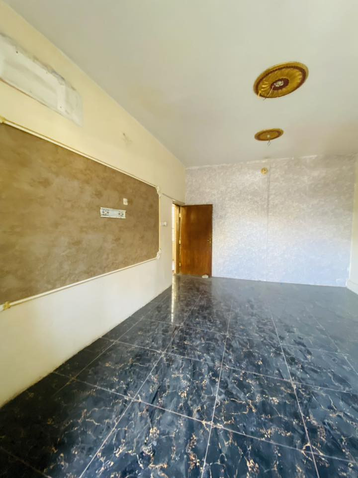 🏠 للإيجار في بغداد – البلديات
بيت طابق أول مساحة 150 م²، يتكون من:  
• استقبال  
• غرفة نوم  
• مطبخ  
• صحيات  

📍 الموقع: بغداد – البلديات قرب مجمع الشذر الطبي  
يبعد عن الشارع العام حوالي 3 دقائق.

📞 للاستفسار: ***********
