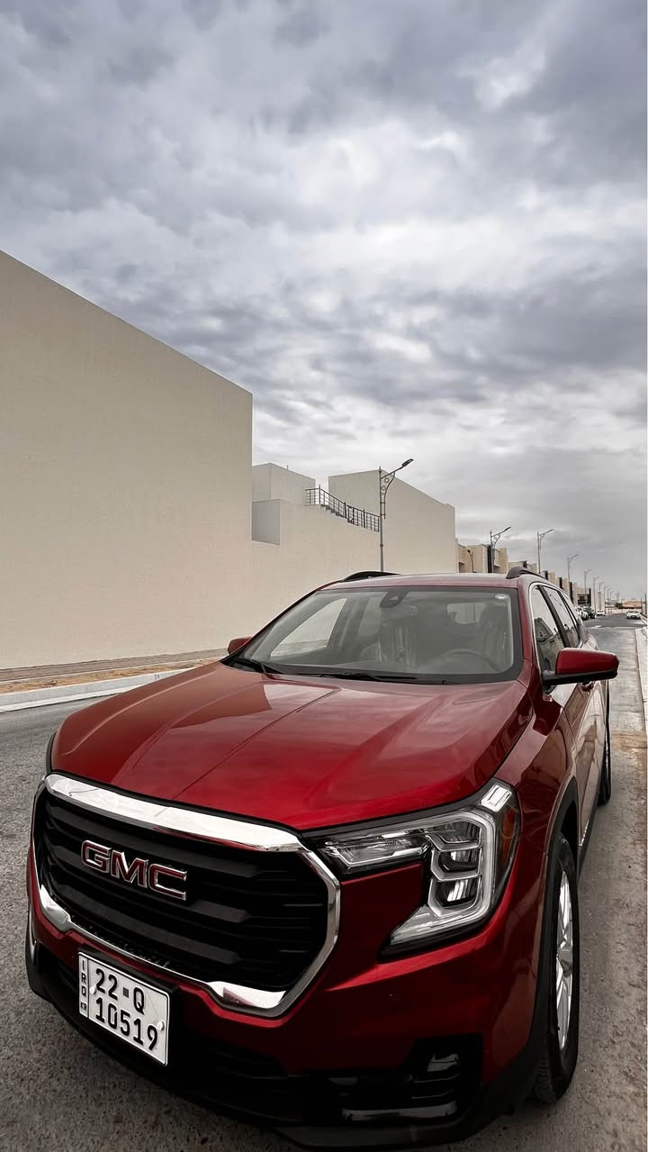 السلام عليكم

🚗 الموديل: GMC TERRAIN 2024

اللون: ماروني
المكان: البصرة – الزبير 
🔧 
المواصفات التقنية
🛠️ المحرك
 • نوع المحرك: 4 سلندر تربو
 • السعة: حوالي 1.5 لتر
 • القوة: تقريباً 170 حصان
 • العزم: حوالي 250 نيوتن·متر
⚙️ النقل
 • القير: أوتوماتيك 9 سرعات
 • نظام الدفع: أمامي (FWD) – في بعض الفئات يوجد دفع رباعي
⛽ استهلاك الوقود
 • داخل المدينة: حوالي 12–14 كم/لتر
 • على الطرق المفتوحة: حوالي 14–18 كم/لتر
 • سعة خزان الوقود: حوالي 55 لتر
🧰 
المواصفات الداخلية والراحة
🎛️ نظام الترفيه
 • شاشة لمس 7–8 إنش
 • دعم Apple CarPlay & Android Auto
 • مدخل USB متعدد
🌬️ تكييف
• تكييف أوتوماتيك
 • فتحات تكييف خلفية
🪑 المقصورة
 • جلد / مكس مريح
 • تعديل كهربائي للمقاعد (حسب الفئة)
 • مساند للذراعين
🔊 الصوت والراحة
 • نظام صوت جيد
 • عزل ممتاز للضوضاء مقارنة بسيارات نفس الفئة
🛡️ 
السلامة و المساعدة
 • ABS (فرامل مانعة للانغلاق)
 • EBD (توزيع قوة الفرامل)
 • TCS (نظام التحكم بالجر)
 • كاميرا خلفية
 • حساسات خلفية (حسب الفئة)
 • وسائد هوائية متعددة (أمام + جانبية)
📊 
الأبعاد
 • طول السيارة حوالي 4.6 متر
 • قاعدة عجلات واسعة ➜ راحة أكبر للركاب الخلفيين
 • شنطة خلفية ممتازة
🟢 نقاط القوة
✔️ تصميم خارجي جذاب
✔️ راحة داخلية عالية
✔️ اقتصادية نسبياً بالنسبة لحجمها
✔️ مناسبة للسفر والمشاوير اليومية
دهن حديد ألماني
وسونار جديد 
***********
السعر220 الزبير, البصرة
