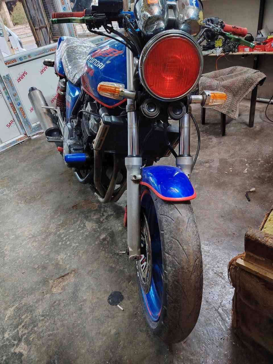 سلام عليكم
سيبي ٤٠٠
جيل الاول
١٦ولف
محرك كير كابريتر شرط
كهربايات شرط
اوراق موجوده
محرك مفتوح كاور
دراجه مرتبه حلوى وكاعده

بس بيها شي مرات ماتاخد بسلف واحد ٢ او ٣ يلاه
تفاصيل ***********
