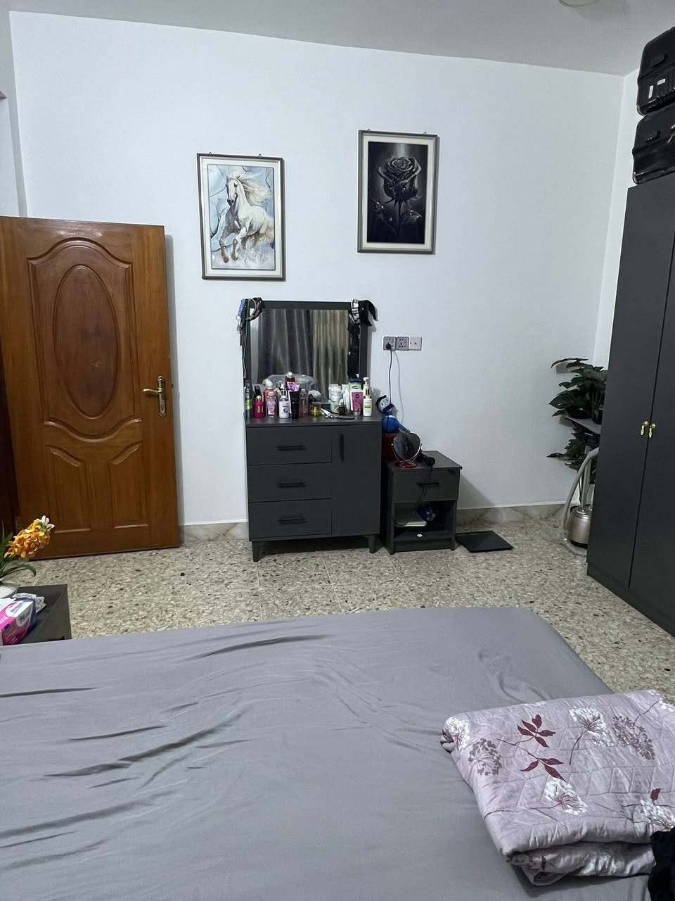 الغرفه ٥٥٠
الكاونتر ٦٠٠
التخم +ميز شاشه ٥٠٠ 
الطباخ + ساحبه طباخ ٢٥٠
ميز طعام ١٥٠

ابيع شلع مكاني المنصور
***********
