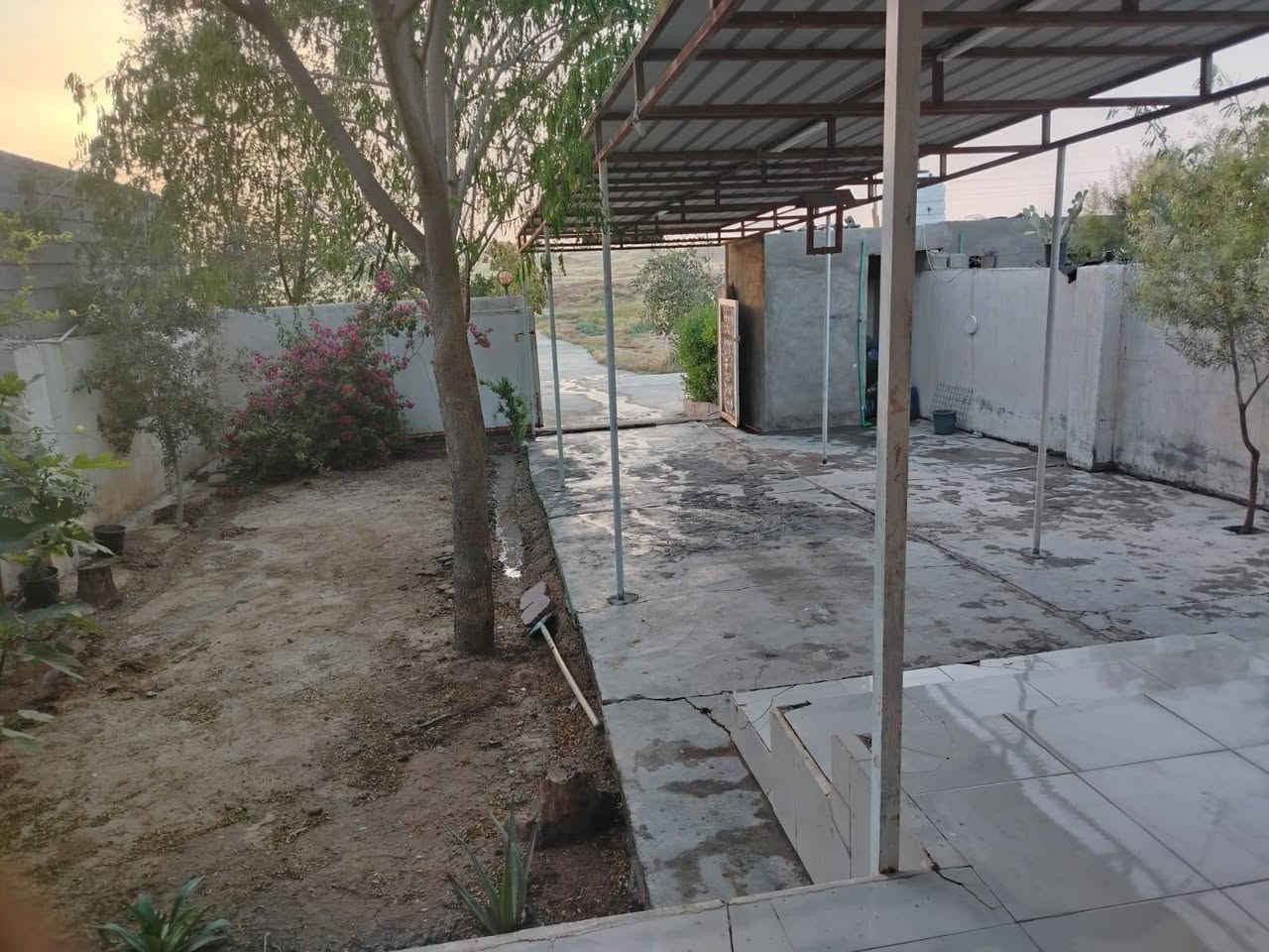 بيت للبيع قاميشلان نوع العقار(زراعي)  طريق المنذريه شارع العسكري مساحه1250متر مربع البيت واجهتين بناء مرتب طابق واحد نوع العقار(زراعي)  بيت فول سيراميك سقف ثانوي عدد غرف نوم1
استقبال مطبخ هول مفتوح اوبن طرمه جبيره باب واجهتين  بي انارة خارج البيت داخل البيت ماء خط واحد مينكطع مال منذريه كهرباء خطين 2 كاع كبير ضمن البيت مزروع نخيل حديقتين امام خلف البيت  السعر 40مليون وبي مجال رقم الهاتف***********
