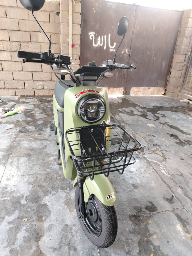 سلام عليكم ورحمة الله
دراجه شحن جديده استخدام شهر ونص
موديل 2025
كلشي شغال نضاافه فوول
دبل سويج
دبل أشاير
لايت عالي وناصي
 5بطاريات سعه ٢٦
الون زيتوني طافي مميز 💫
حجم الدراجه ١٦
ملف شاشه العقل أشارت البطاريات كلشي شغال وماكو اي عطل
السعر ٥٠٠
مكاني الزبير الريسز
رقمي 0777 480 5810 الزبير, البصرة
