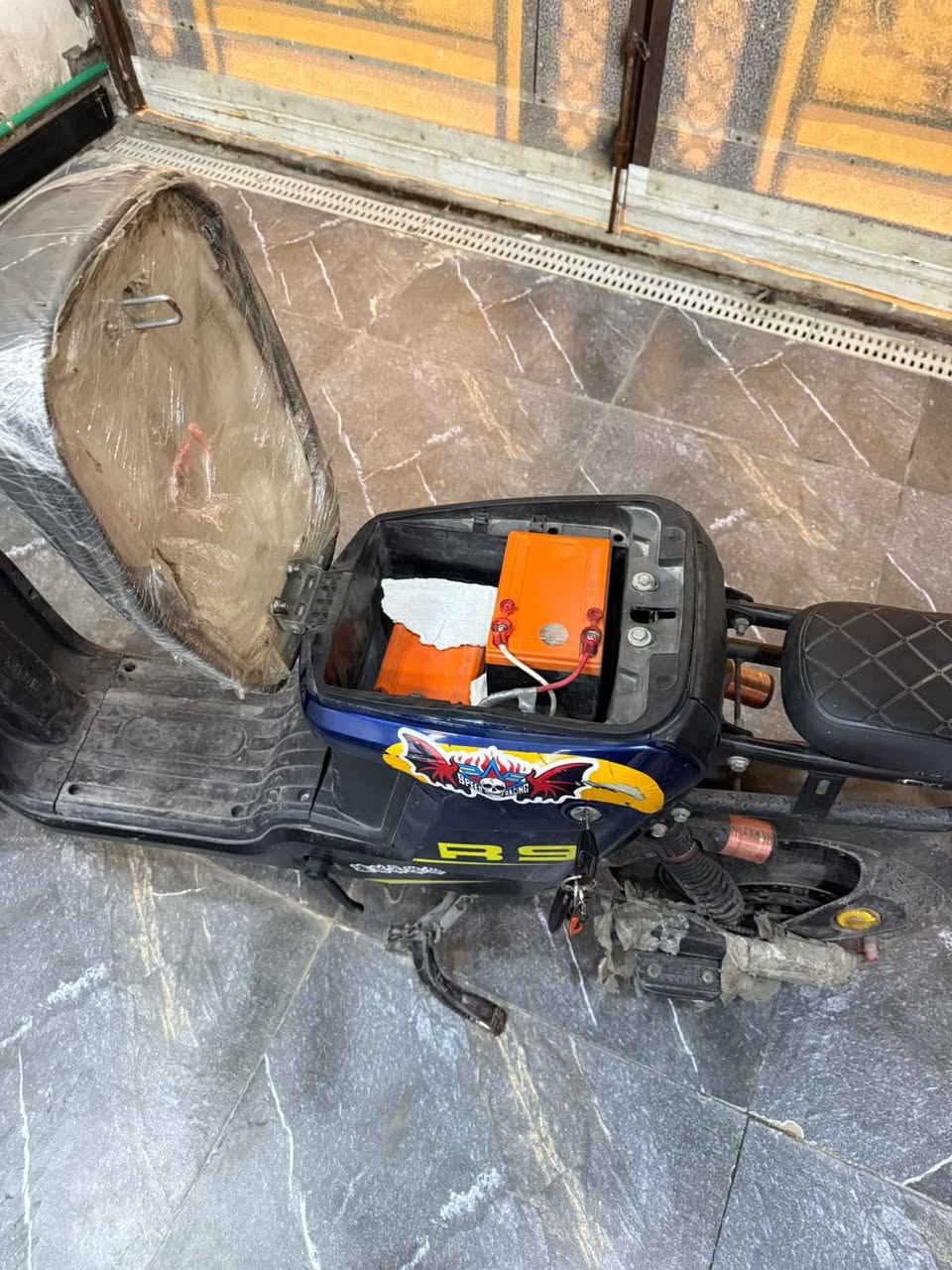 دراجه شحن للبيع R9 نضيفه انضف من الصور بهواي لان بصور وصخه شويه تايررات جدد جوبلس بطاريات فوك النص عمر نهائياً ماتفقد شحن كلش زينات كفرات نضيفه لايت عالي ناصي بصمه تشغيل بس بصمه اكفلها الك من سرقه ومن لحيم شاشتها شغاله للتواصل خاص او واتساب  ***********مكاني البصره حي المهندسين سعرها 375 وبيها مجال
