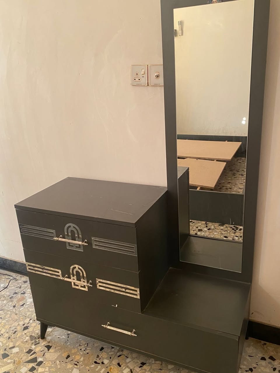 للبيع غرفة تركي باب اول نظيفة ومبيها ضرر كامل جرباية نفرين ثنين ميز مع جرار   وميز الاغراض الشخصية ومراية 
سعر ٥٥٠ الف  عنوان شارع فلسطين ***********
