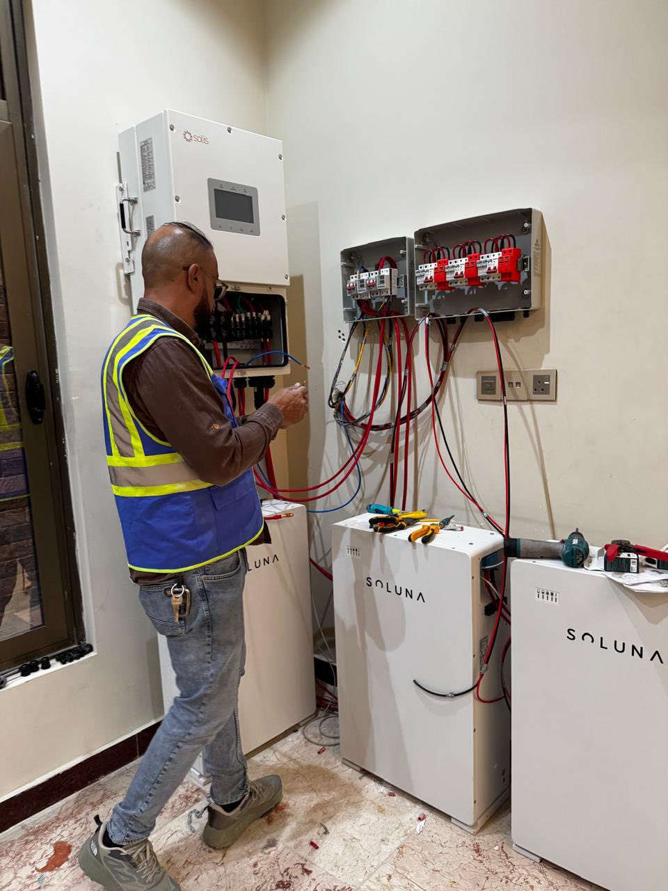 � مو كل منظومة طاقة… تستاهل تنحط على سطحك
هاي منظومة للناس اللي تختار القمة فقط 👑

⚡ إنفيرتر Solis 14 – IP66
60 أمبير حقيقي… أداء احترافي بثبات مطلق

🔋 بطاريات Soluna – 3 × 16 kWh
خزن ضخم يمنحك استقلال كامل
راحة ليل ونهار بدون أي قلق

☀️ 24 لوح جينكو 620 واط
إنتاج استثنائي وكفاءة عالية جداً
استثمار يشتغل لصالحك كل يوم

🛠 هيكل C-Channel ثقيل
تنفيذ هندسي دقيق… تفاصيل محسوبة… عمر طويل

✨ هذه منظومة للنخبة
قوة، أمان، وهيبة أداء

مكتب الطاقة المستدامة
للي يريد الأفضل… إحنا خيارهم الأول

📍 كوت – الخاچية – شارع 40
📞 *********** | ***********
