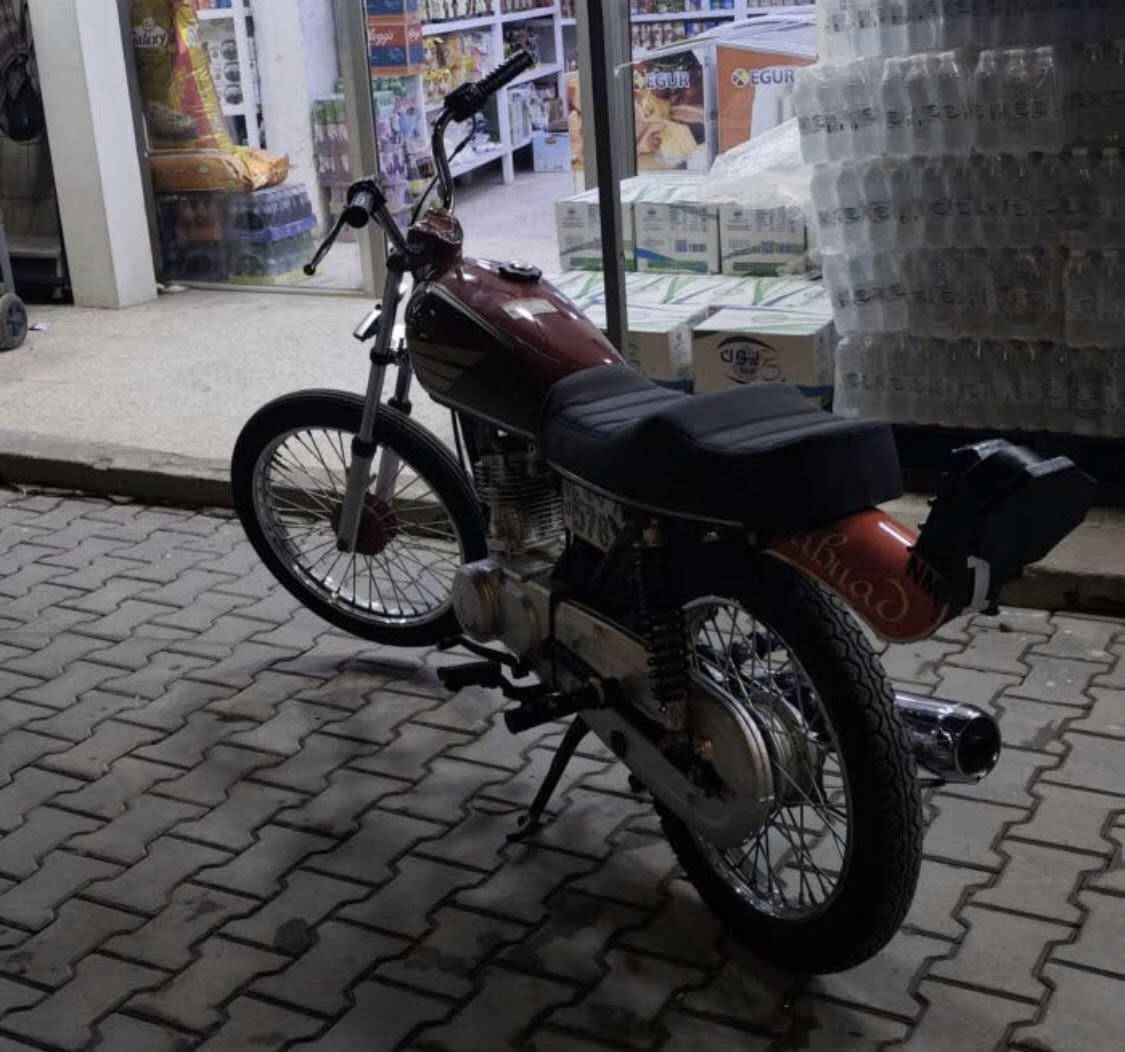 سلام عليكم دراجه ايراني رقم وسنويه انكليزي باسمي تعميره 26 شاصي 19 شلامجه تعميره كله جديده 
عنواني البصره كرمه علي حي سلام 
السعر 120 وبيهه مجال اخوان مستعجل كلش علا بيعتهه لئن محتاج واريد ابيعهه 
رقمي ***********
