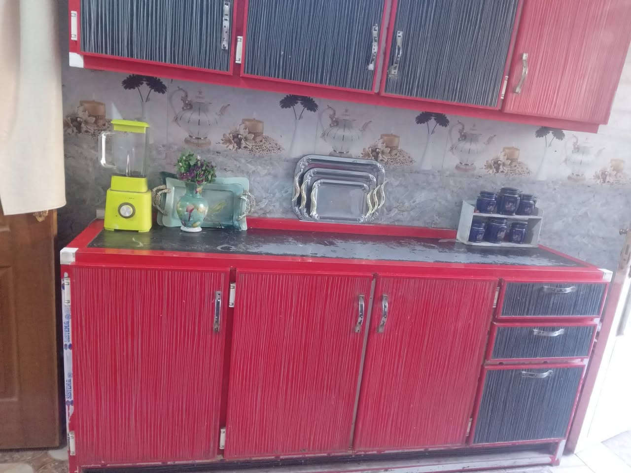 سلام عليكم عدنه غراض للبيع كلمن وسعره نضيفات الكاونتر ٢٠٠  طباخ ب ٣٠٠ وبي مجال وجلسه.100  وتصال ع رقم   *********** مكان كربلاء حي زهراء
