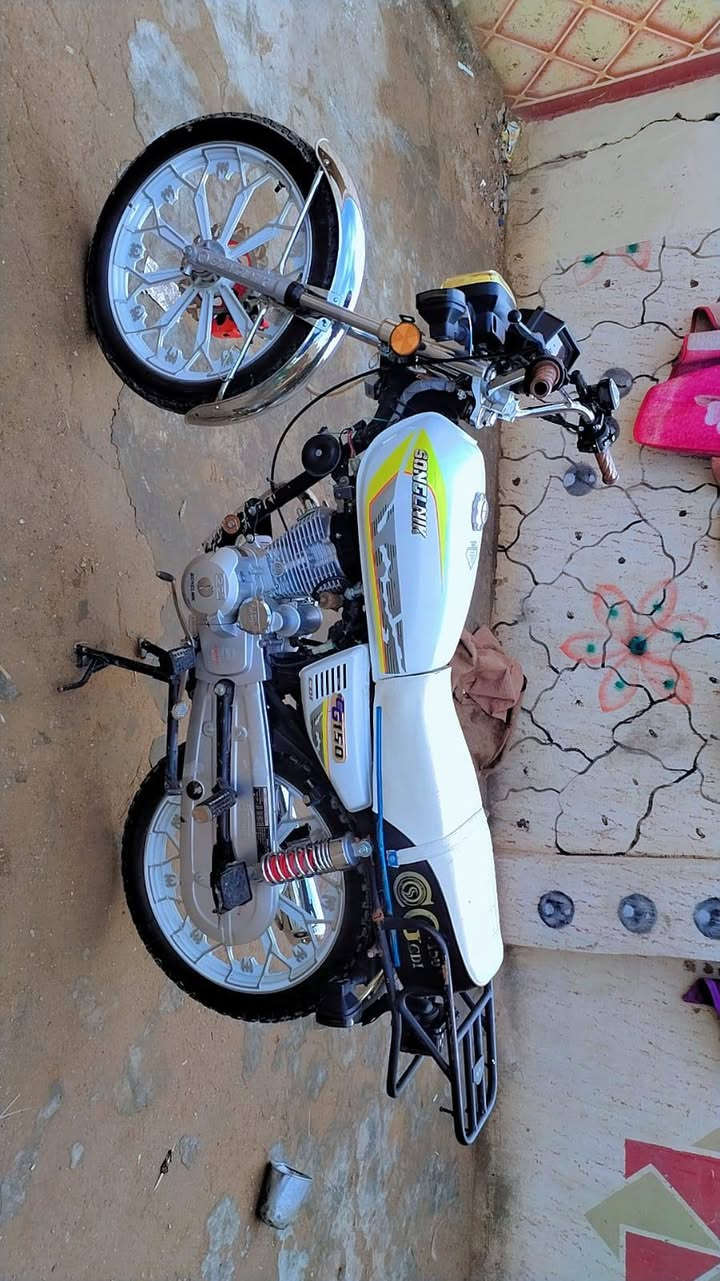 سلام عليكم دراجة سيفانة موديل 25 اخت الزيرو مكفول كفالة عامة أوراق كاملة دراجة جديدة اية نقص مابيهة. كهربائيات كله شغاله الدراجه خير من الله بشرط انضف من الصوره السعر 775وبيه مجال رقم ***********
