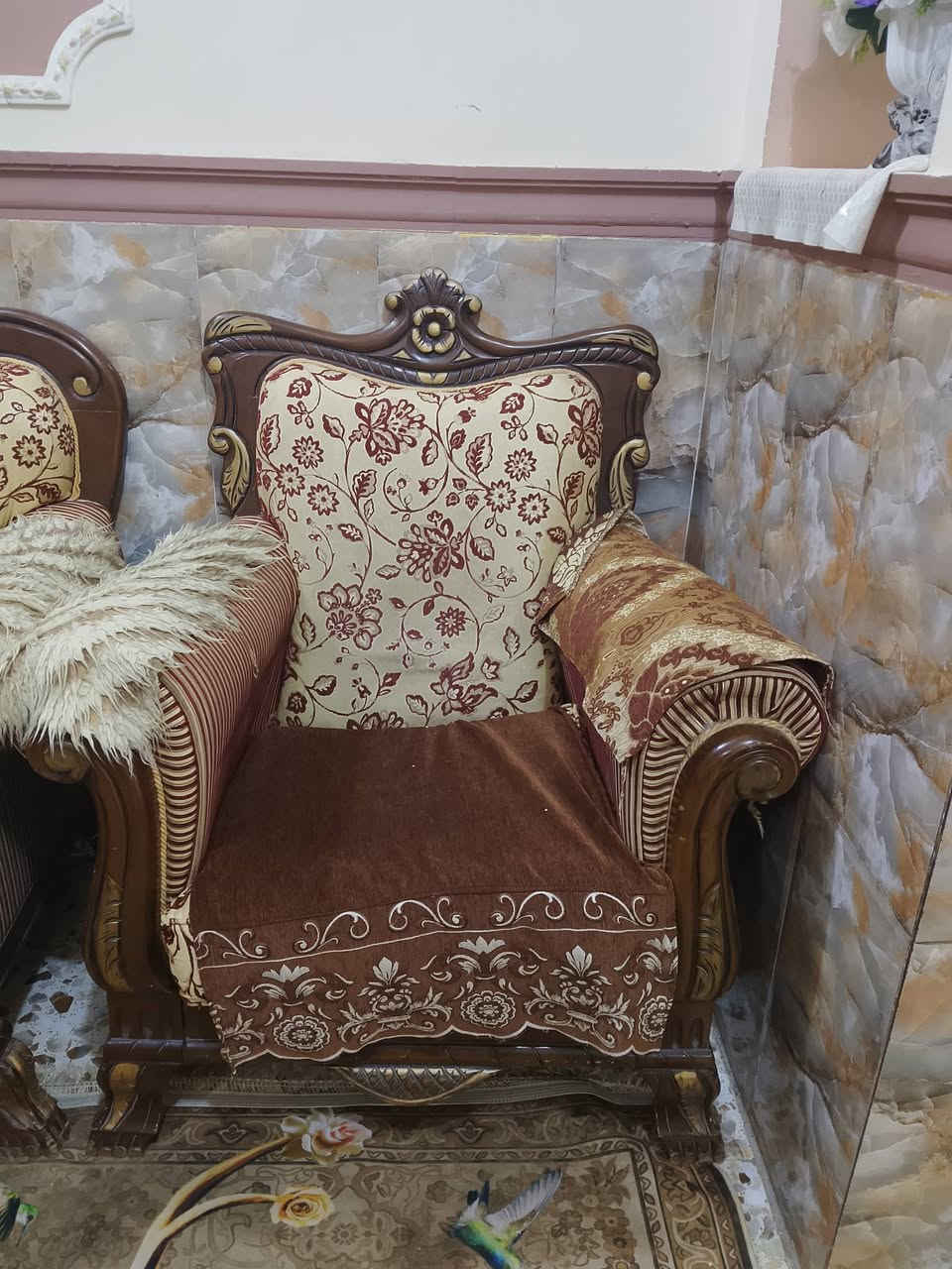 تخم للبيع 2قنفه كبيره وحده وسطيه و4كراسي ب350وبيه مجال
***********
***********
