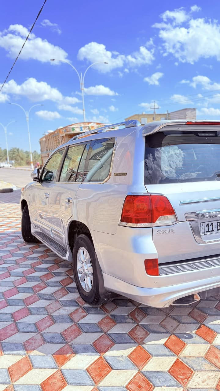 سلام عليكم للبيع لاندكروز موديل 2010 رقم بغداد دولي سياره ماشيه ٢٨٠الف حقيقي كفاله محرك وكير بريم تشغيل عن بعد دڤدي العنوان السماوه. الرميثه. السعر.٢٨٠ 
***********
