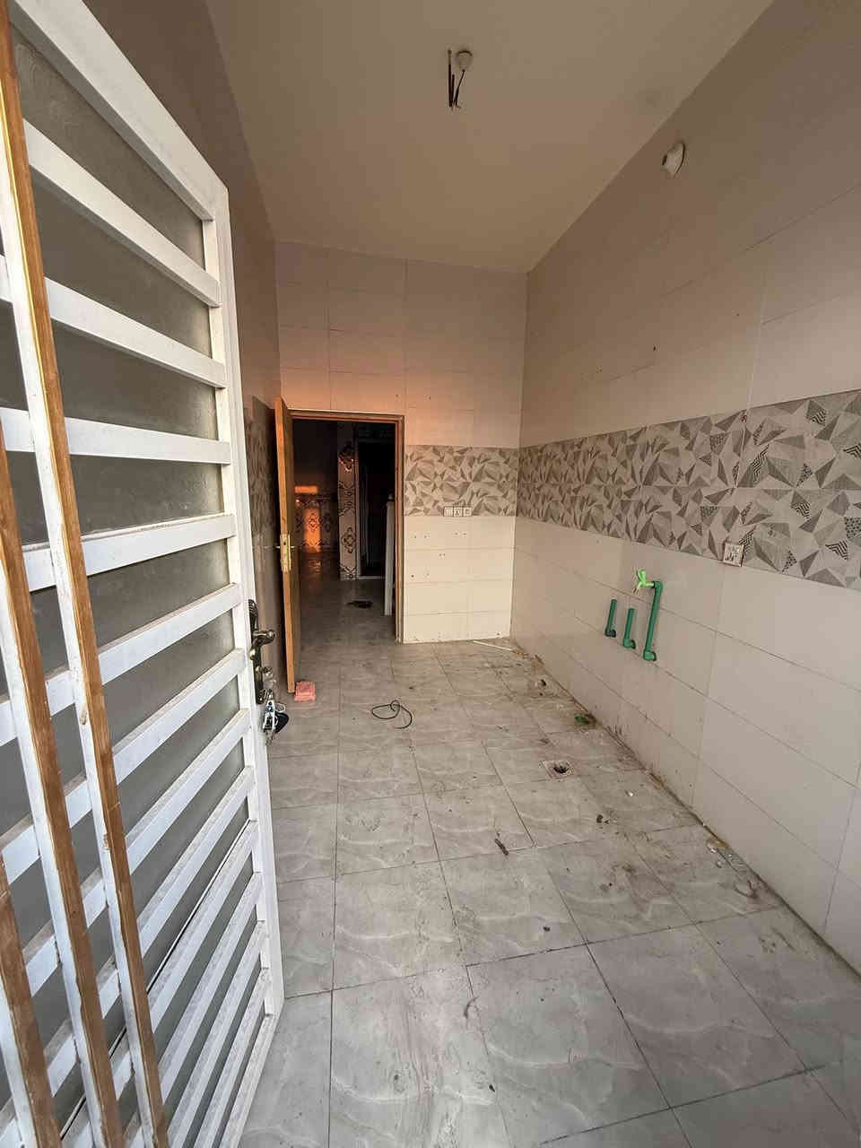 بيت زراعي للبيع المساحة 100 متر يحتوي غرفة وصالة ومطبخ واستقبال وحمامات داخلية وخارجية مكانه المناذرة حي المطاط قريب على السادة المجاهيل اساس كونكريت والسقف كونكريت والبناء طابوق جيري للتواصل ***********
***********
