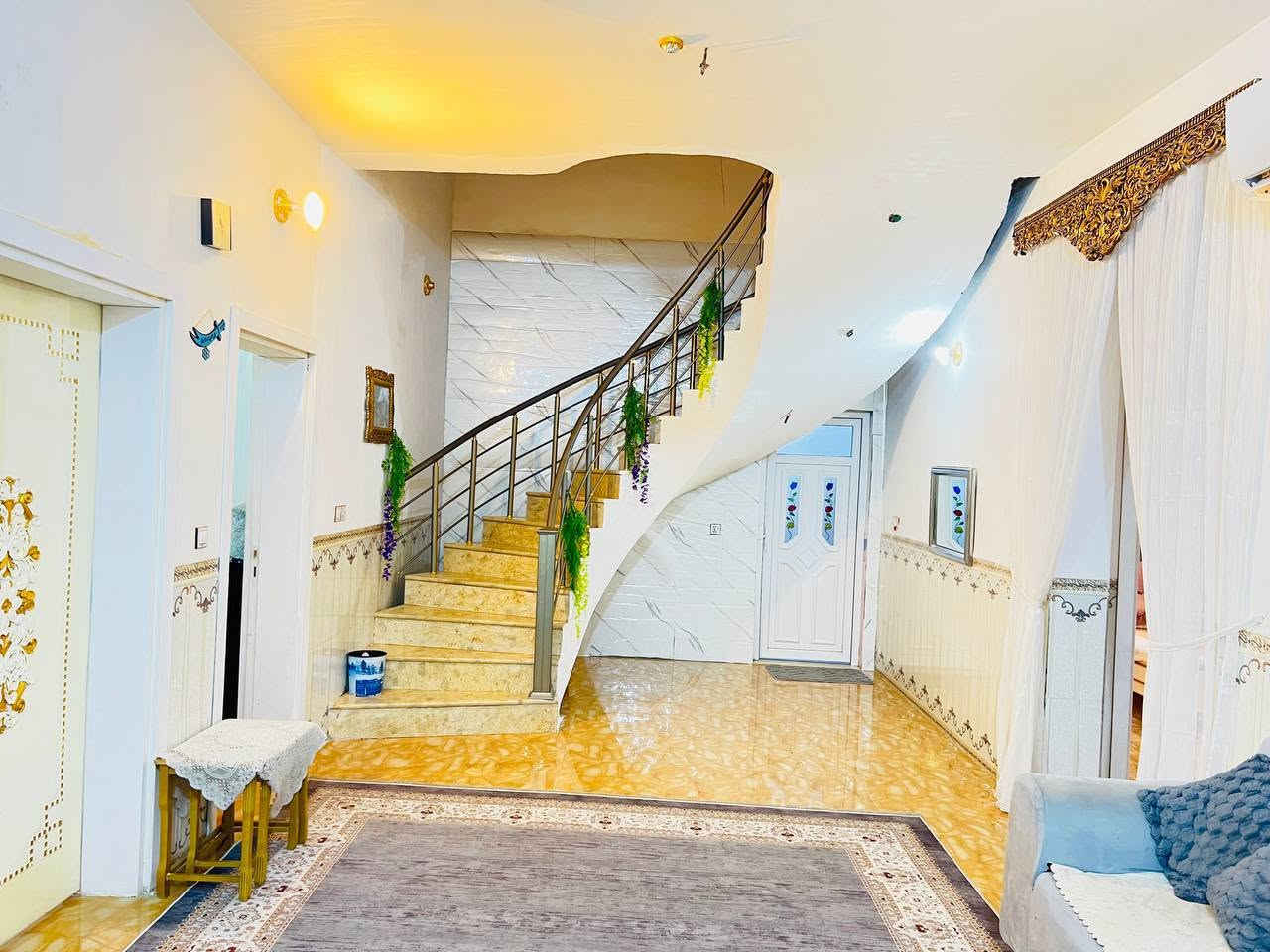 يالله بسم الله الرحمن الرحيم بيت للبيع 200م ركن على 3 شوارع طابو زراعي سند 25 تحويل مباشر بناء جديد 2021 متعوب عليه بناء طابوك سقف كونكريت مسلح يتكون من غرفتين نوم كبار صالة 11متر ستقبال 7+5مطبخ 6+5 حمامات العدد 2داخلية وخارجية كراج سياره البيت ينباع مع الاثاث العنون كربلاء طويريج  الكوي حي الزهراء قريب على شارع تقريبا سادسة بيت عن شارع الزوار الرئيسي للاستفسار اكثر اتصال على ***********
