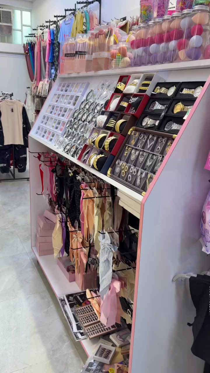 ميز اكسسورات هرمي  مثل ما موضح بالفيديو وبي مكان خزن  سعر 100 الف وبي مجال
للاستفسار ‭0777 009 6099‬
