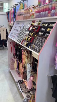 ميز اكسسورات هرمي  مثل ما موضح بالفيديو وبي مكان خزن  سعر 100 الف وبي ...