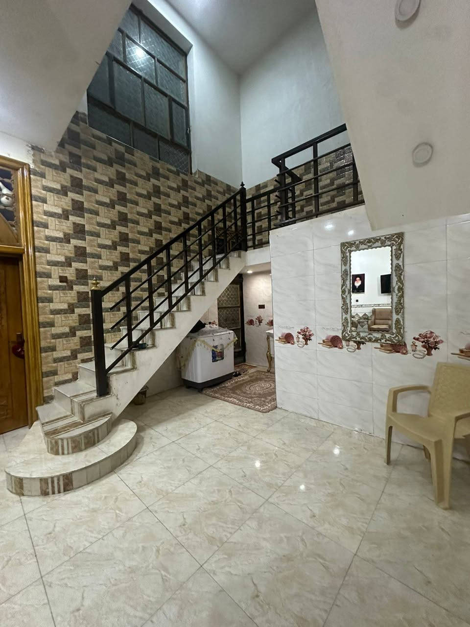 بيت للبيع المساحه 200متر...سند 25  
الواجه مال بيت 10 والنزال 20 
المكان ورديه شارع 30 

يحتوي ع اربع غرف نوم  وصاله وهول ومطبخ ومجمع صحيات داخل وخارج البيت 

الاستفسار ع الرقم *********** متوفر واتساب
