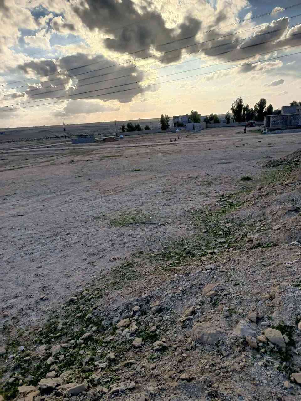 السلام عليكم قطعة ارض للبيع 4050متر
المكان الطوب قرية الوفاء واصلها ماء كهرباء تبليط سعر المتر 5 الاف 
للاستفسار الاتصال ع رقم ***********
