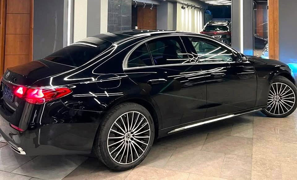 Mercedes E200 Exclusive
2026 Fully loaded
Zeroo جديده
تيربو مع نظام هجين 
سقف بانوراما

-------------------------------------------
9G-TRONIC
العزم  320 نيوتن
تريبل اسكرين
هيد اب
سماعات برومستر
بصمة خارجية
كراسي تسخين

-------------------------------------------

تكييف ٤ زون
فوانيس دجيتال
 كاميرا 360 درجة
ونظام ركن نشط
 شاحن لاسلكي، توصيل ذكي للهواتف (Apple CarPlay / Android Auto) لاسلكياً كاميرا مدمجة لتسجيل الأحداث
-------------------------------------------

نظمة القيادة المساعدة  رصد النقاط العمياء (Blind Spot)، الحفاظ على المسار (Lane Keep Assist)، ونظام مراقبة انتباه السائق.

-------------------------------------------

شنطة كهرباء
جنط مقاس 20
اللون اسود فرش جملي القاهرة, مصر


**إذا كنت صاحب هذا الإعلان وتريد حذفه لأي سبب، رجاءا أرسل رسالة إلى الدعم الفني**