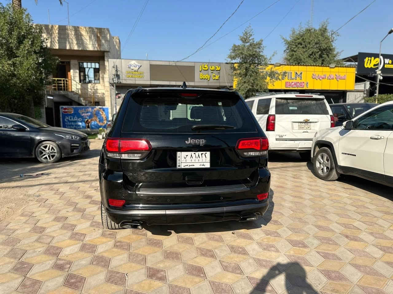 السلام عليكم
جيب كراند شيروكي 
فئة
‏  Jeep High Altitude overland 
فئة مواصفات سومت summit
يعني اعلى فئة بالجيب
اعلى مواصفات من الX وال S والاوفرلاند العادي
رقم بغداد بالاسمي مشروع وطني التاجيات

وارد امريكي حادثها تخريب كسر البنوراما فقط 
يعني السيارة (( كلين . كلين )) بدون صبغ بدون تعديل من الدعامية للدعامية  

وياها السونار مالتها مرفق بالمنشور

السيارة عليها برمجة مراوح
فتح فصلة 
برمجة سكليتر يعندي دوس براحتك
برمجة الاوكتان يعني حتى بانزين عادي فوللها
برمجة كير 
جميع اجزاء السيارة الداخلية والخارجية جديدة

الموديل : 2021
المحرك : V6.  3.6L .

فول مواصفات 1/1
* المواصفات :

1*جكات رفع مستوى السيارة
2* سقف بنوراما. 
3* رادار امامي.
4* تحديد مسار.
5* نقطة عمياء .
6* فرش المقاعد من الجلد . 
7* المقاعد الأمامية كهربائية .
8* ذاكرة لحفظ وضعيات الجلوس . 
9* المقاعد الأمامية مع تدفئة و تبريد و الخلفية تدفئة . 
10* ويل قياس 21 انج اسود  .
11* تدفئة ستيرن . 
12* شاشه 8.4 انج . كار بلي 
13* نظام الملاحة (GPS) . 
14* مصابيح امامية زنون . 
15* المصابيح الأمامية مع LED لايت . 
16* كشافات الضباب زنون . 
17* تشغيل عن بعد .
18* صندوق كهربائي .
19*  حساسات خلفية و امامية .
20* كاميرا خلفية .
21* مرايا بخاصية التعتيم الذاتي يمكن التحكم بها .
22* مرايا جانبية قابلة للطي كهربائيا .  
23* نظام بريك اوتماتيكي
ااسيارة جديدة كلش ريحة الشركة بيها طبعا الامريكي ميتقارن بالخليجي من حيث المتانة والامان وراح ارفق صورها مال امريكا
 
 
السعر ٣٨٥ $ ورقه  
 
الهاتف والوتساب:***********
بغداد
