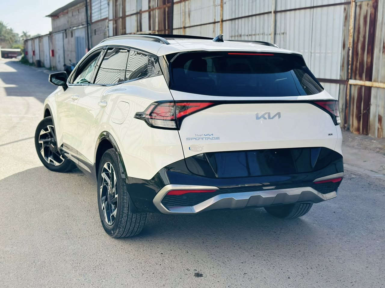 السلام عليكم ♥️
سبورتج 2025 برستيج فـول 1/1 
السيارة مكفولة من الصبغ ضررها كسر بلدعامية بدلتها نفس اللون 

مواصفات :-
بنوراما 
بصمة + بصمة ابواب
كراسي تدفئة وتبريد 
شاشة متصلة كبيرة 
رادار جانبي خلفي
صندوق كهرباء 
كراسي ثنين كهرباء + جلد 
4*4 دفع رباعي 
ماوس تحكم وضعيات
حساسات امامية خلفية 
وبقية مواصفات ال4X معروفة 

السيارة بأسمي دخول جديد 

السعر 22,700 $ بــدون رقم وبيها مجال جداً بسيط
***********
