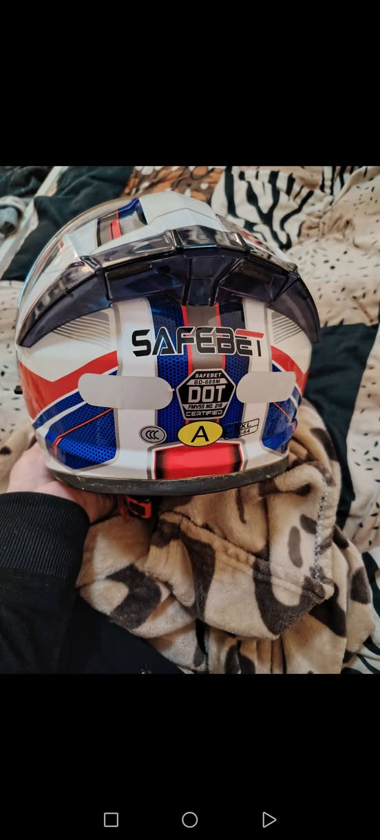 خوذة فك قلاب
السعر 25 الف قفل
***********
عنواني حلة_حي الامام
