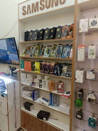 محل موبايلات للبيع وكسسوارات و 10 فاترينات و2 فاترينات ارضي و ميز صيان...