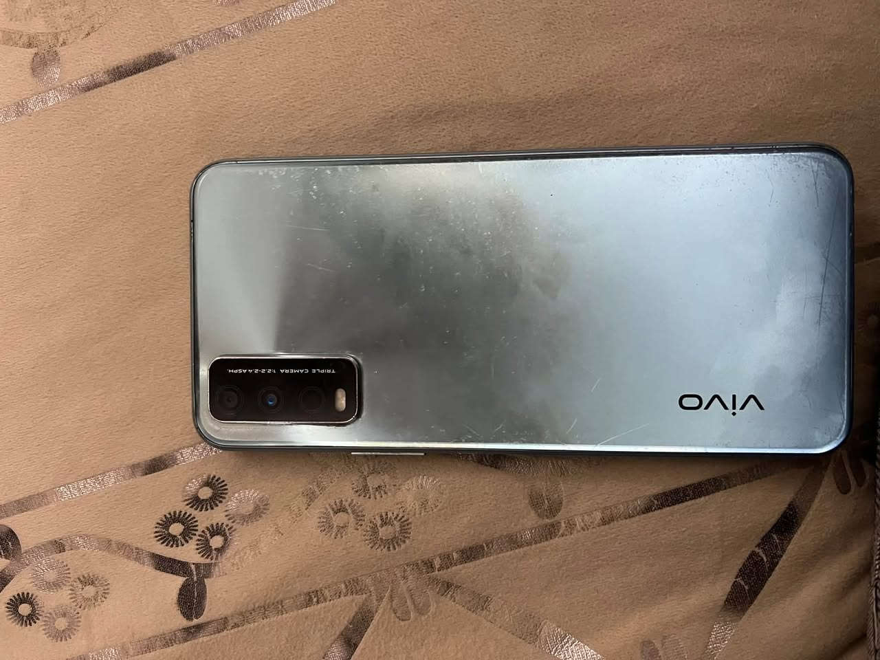 السلام عليكم موبايل  vivo نظيف للبيع السعر 100 الف بي مجال مكان بغداد حي العدل للاستفسار ع خاص او ع رقم ***********
