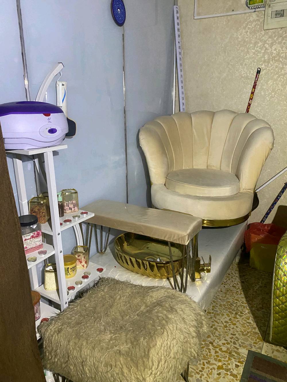 💇‍♀️ للبيع صالون مع جميع أغراضه

📍 الموقع: النجف – بداية حي ميسان، قرب أسواق دينار ودينارين، داخل مجمع الرحمن التجاري.

✨ اسم الصالون: نازك بيوتي.

💰 السعر: 6 ملايين دينار، وقابل للتفاوض بحدود المعقول.

للاستفسار والمعاينة، راسلني على الخاص.