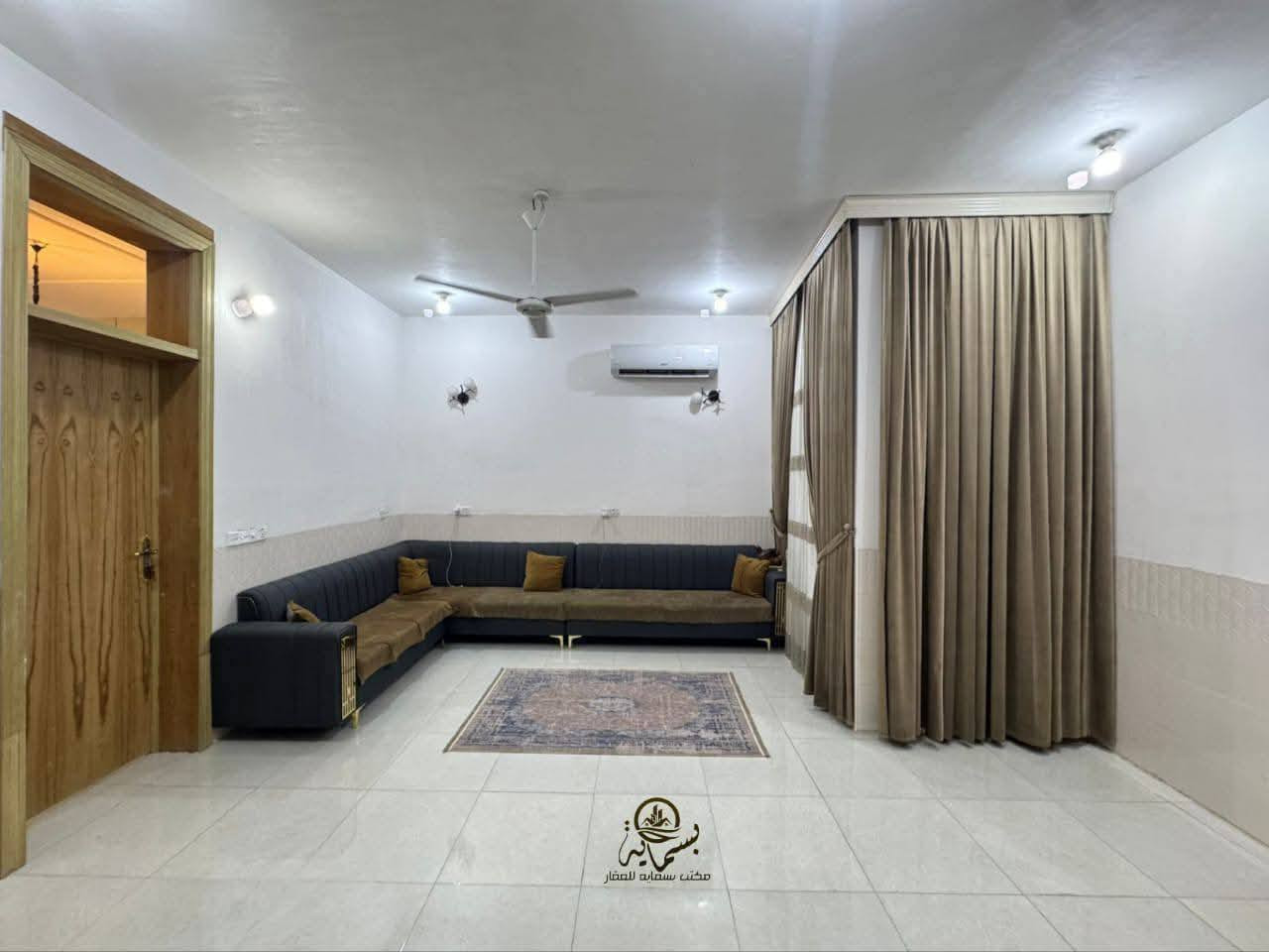 السلام عليكم بيت للبيع نادر الثانيه شارع زين العابدين المساحة 192
يحتوي على غرفتين نوم.. صاله.. استقبال.. مطبخ حار+بارد.. 

صحيات.. منور عدد ٢ .. كراج + صحيات خارجية
***********
