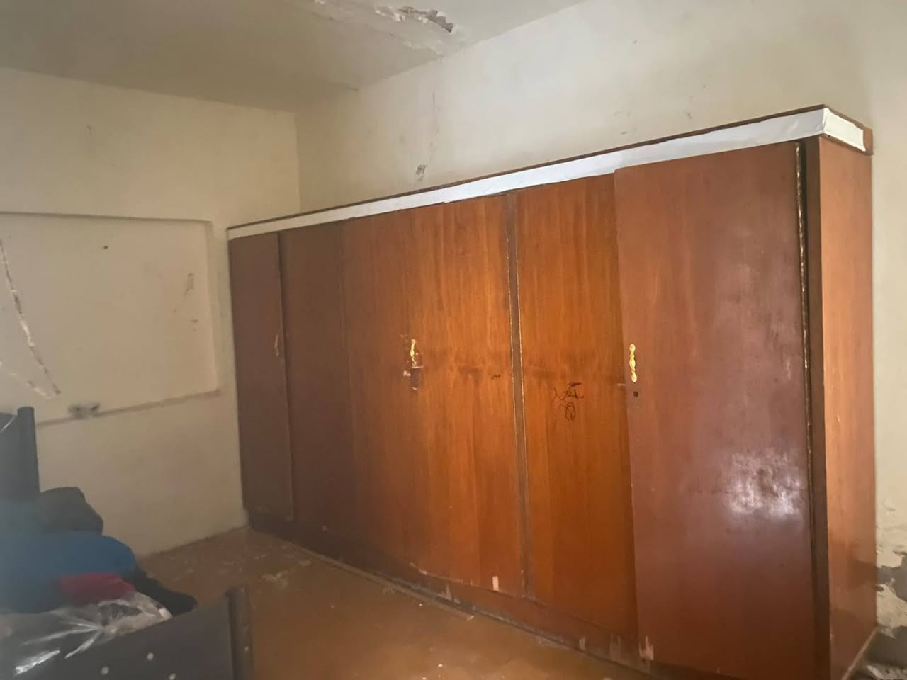 بيت للايجار يحتوي ع غرفتين وهول وخدمات طابقين
90 متر السعر 400 نهائي
بس بناء قديم والهول تعبان
الي يناسبه مكان صليخ قرب اسواق المدينه المنوره فرع الكباله
***********
