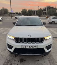 لبيع جيب كراند شيروكي مديل 23لمتدد مواصفاتها معروفه ماشيه 20 رقم بغداد...