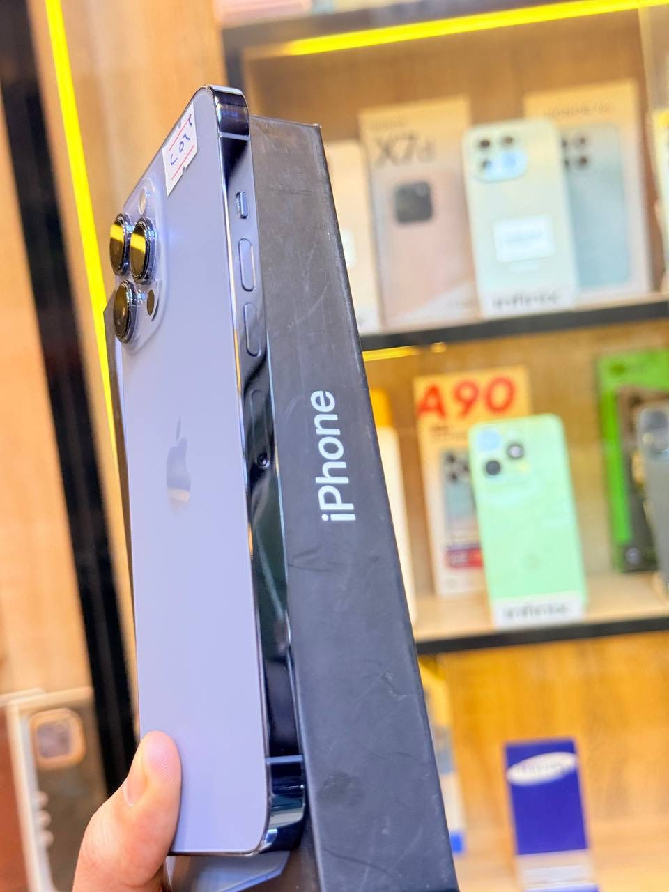 أيفون13 برو ماكس ذاكره 256 بطاريه 92اعتبره فاتحه بيدك من كارتونه ممبدل بي شي مع ضمان5ايام نضافه 100‎%‎ كامل ملحقاته  وتر بروف عل حاسبه كله نورمل
⭕️متوفر اقصاد رافدين منصه⭕️ 
 مكاني بغداد البياع شارع 13 مركز الريس للموبايل
السعر 725 الف  
***********
