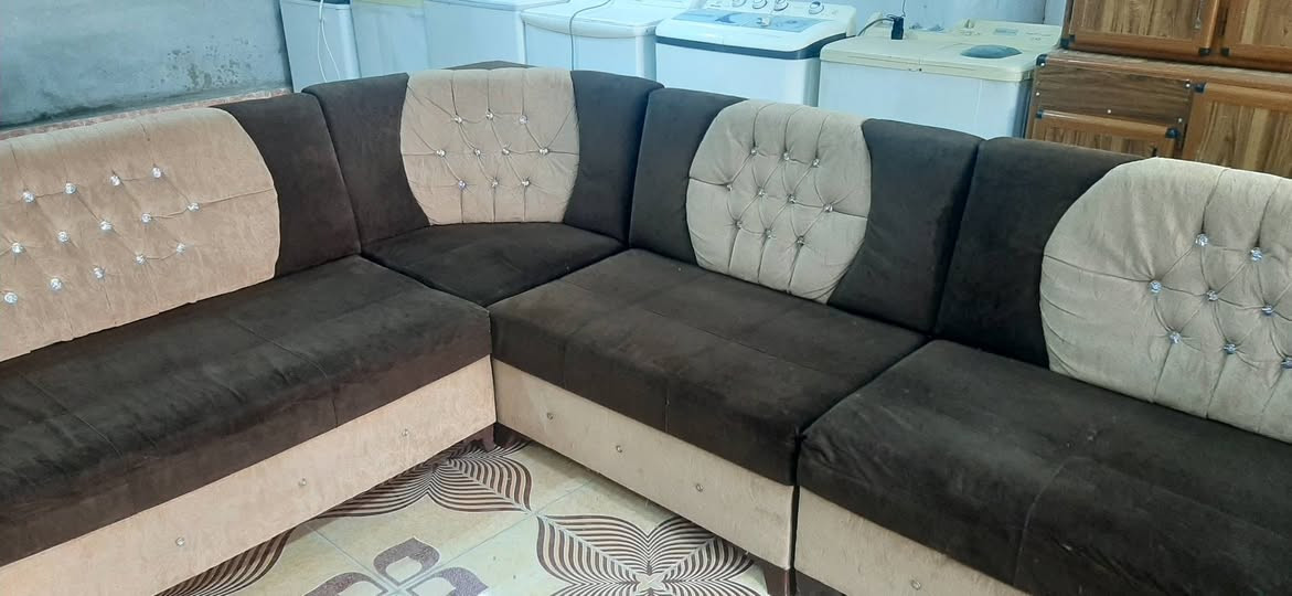 معرض العماد//ديوان مستخدم نضيف اي عيب مبي بشرط النضافه للأستفسار ***********//*********** كركوك, العراق
