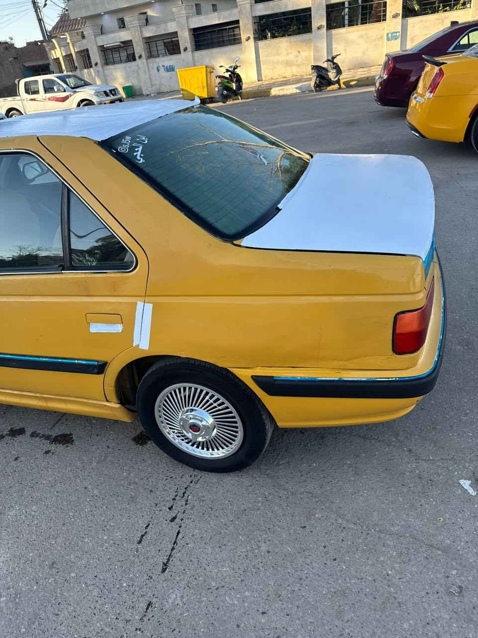 لام عليكم اخواني سياره بيجو بارص موديل 13 السياره نضيفه وحلوه معه العلم بيها شاشه شادها جديده ب200 وتلبيسه هم وارضيه بس هذن الصوره قديمه اخوان السياره بيها خيط هسه طلع بيها ما صارله هواي سعر السياره 23 وبيها قليلي حك الجيه مكاني البصرة الجزيره رقمي *********** اخوان السياره سنويه منتهيه ب19 وماعليها غلامات
