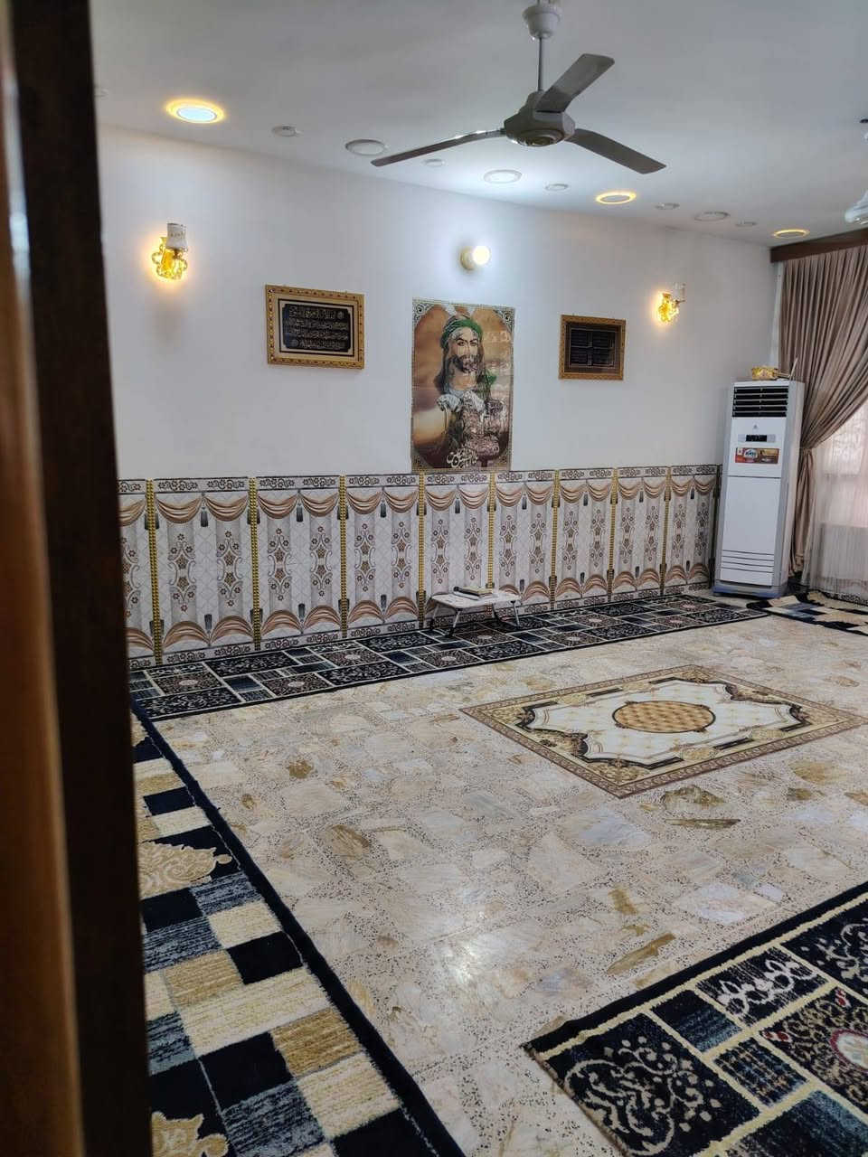 بيت للبيع٢٠٠م زراعي بيت غلام خلف السده طابقين
طابق١ طرمه
حمام +تواليت خارجي
 استقبال 7*5
مطبخ 5*4
صاله 8*4
حمام معزول +تواليت معزوله
مناور ٢يمين البيت ويساره
غرفتين 5*4
طابق الثاني غرفتين
الغرفه الأولى 7*5
الغرفه الثانيه 5*4
حمام جبير 
صاله8*4
وصطح خلفي 10*5  ينبني بي غرفتين
وفوك بيتونه جبيره وصطح
***********
***********
