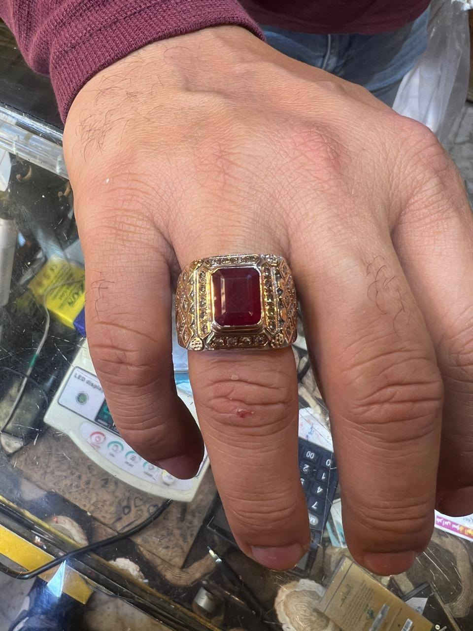 الصياغات القديمه والانيقه
مواصفات الخاتم

حجر الياقوت الحقيقي وليس كارنت 

مطعم بالالماس البلجيكي عدد 24 ماسه

مع مايقارب مثقال من الذهب عيار 21 القواعد من الذهب 

اكيد صياغة باسم زاروكه القديمه 

قياس الحجره 14 ملم

قياس الفضه 23

السعر معروف لهكذا جوهره وصياغة  فقط الى اصحاب الذوق الرفيع وان شاء الله الجميع من اصحاب الذوق المميز


**إذا كنت صاحب هذا الإعلان وتريد حذفه لأي سبب، رجاءا أرسل رسالة إلى الدعم الفني**