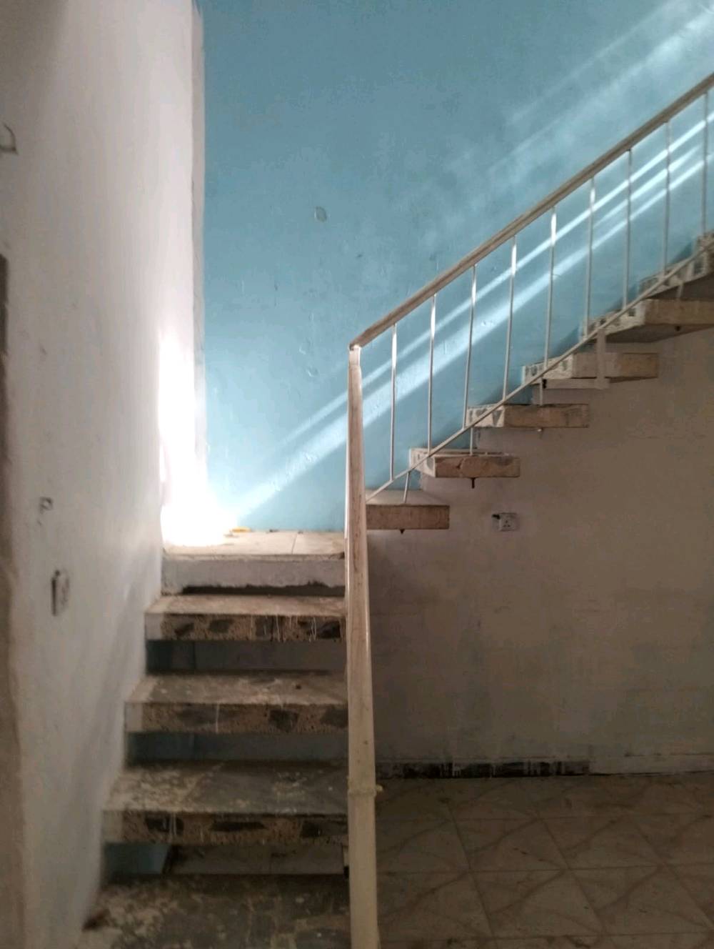 بيت مساحته ١٠٠م ملك طابو صرف في الزعفراني دور الشرطة قرب صيدلية زينة علي شارع الكهرباء مدخلين يحتوي كراج مع ترك امامي إضافة للكراج يحتوي استقبال وغرفة نوم وحولي وخدمات طابق واحد