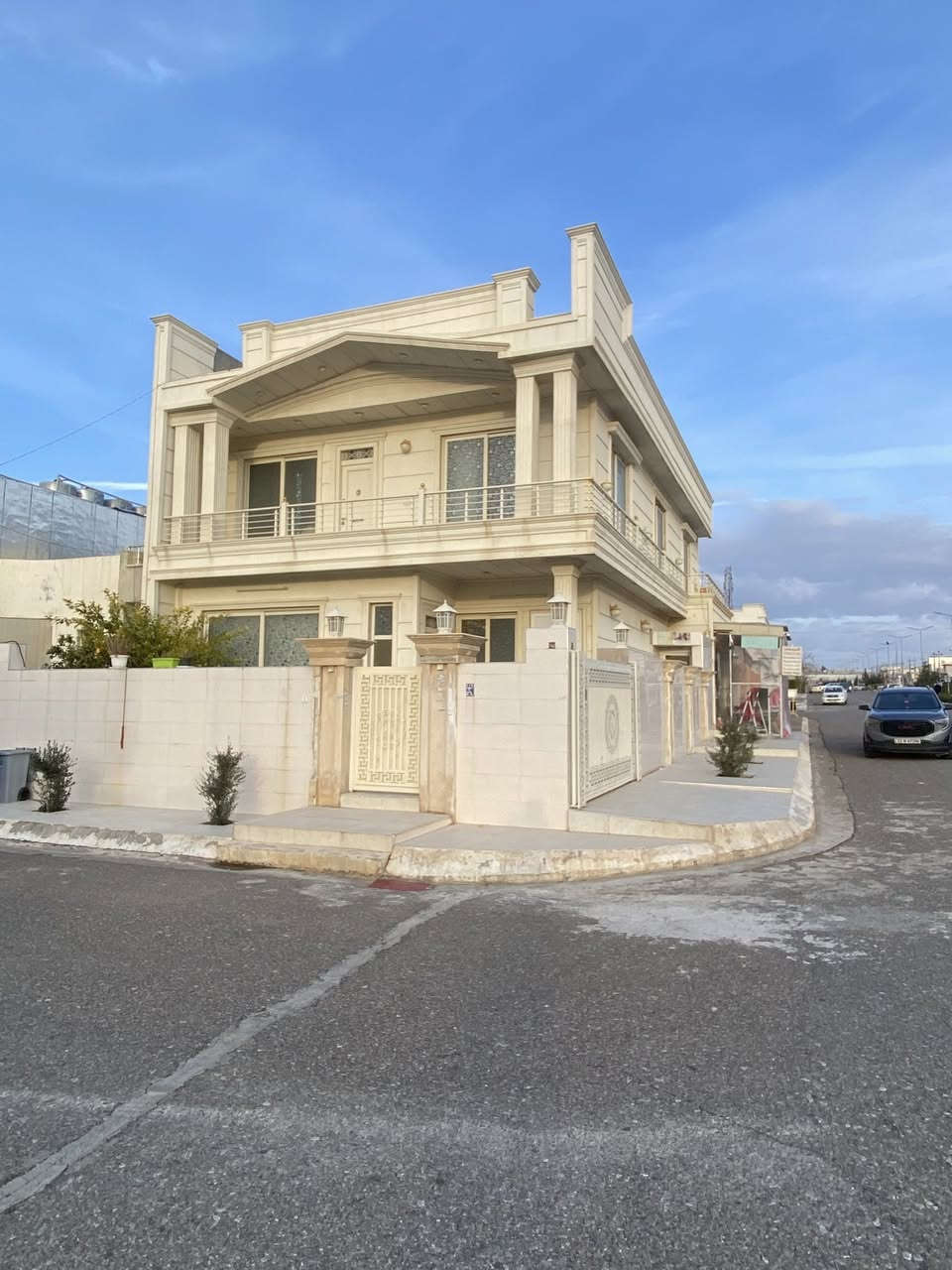 بوار شهري 900 الف 
 دار للبيع مع (محل) بموقع مميز ع سايدين وركن في مجمع #المهندسين بمساحة 200م طابقين 
______________________________
5 غرف نوم 
صاله2 
استقبال 
مطبخ 
صحيات 
كراج حديقه 
___________________________
سعر 15 دفتر وبي مجال طابو صرف 
المجمع كامل خدمات 
يتضمن الدار محل مؤجر 
التسجيل مباشر لكل من يحمل الجنسيه العراقيه 
_________________
للاستفسار اكثر اتصل 
0773-717-7775
0773-717-7774
0750-820-5300
او زياره موقع الشركه سايدين لاوان بيوت المهندسين عقارات غازى ميراني
